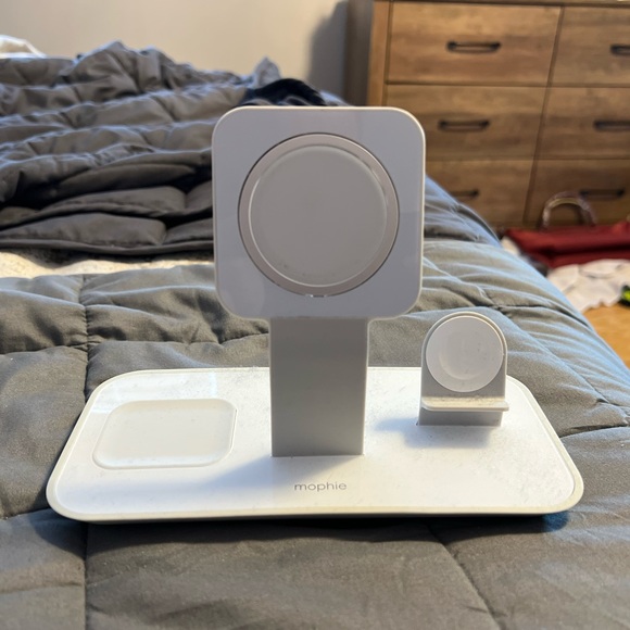MagSafe iPhone/AirPods/Apple Watch charger - Picture 2 of 2
